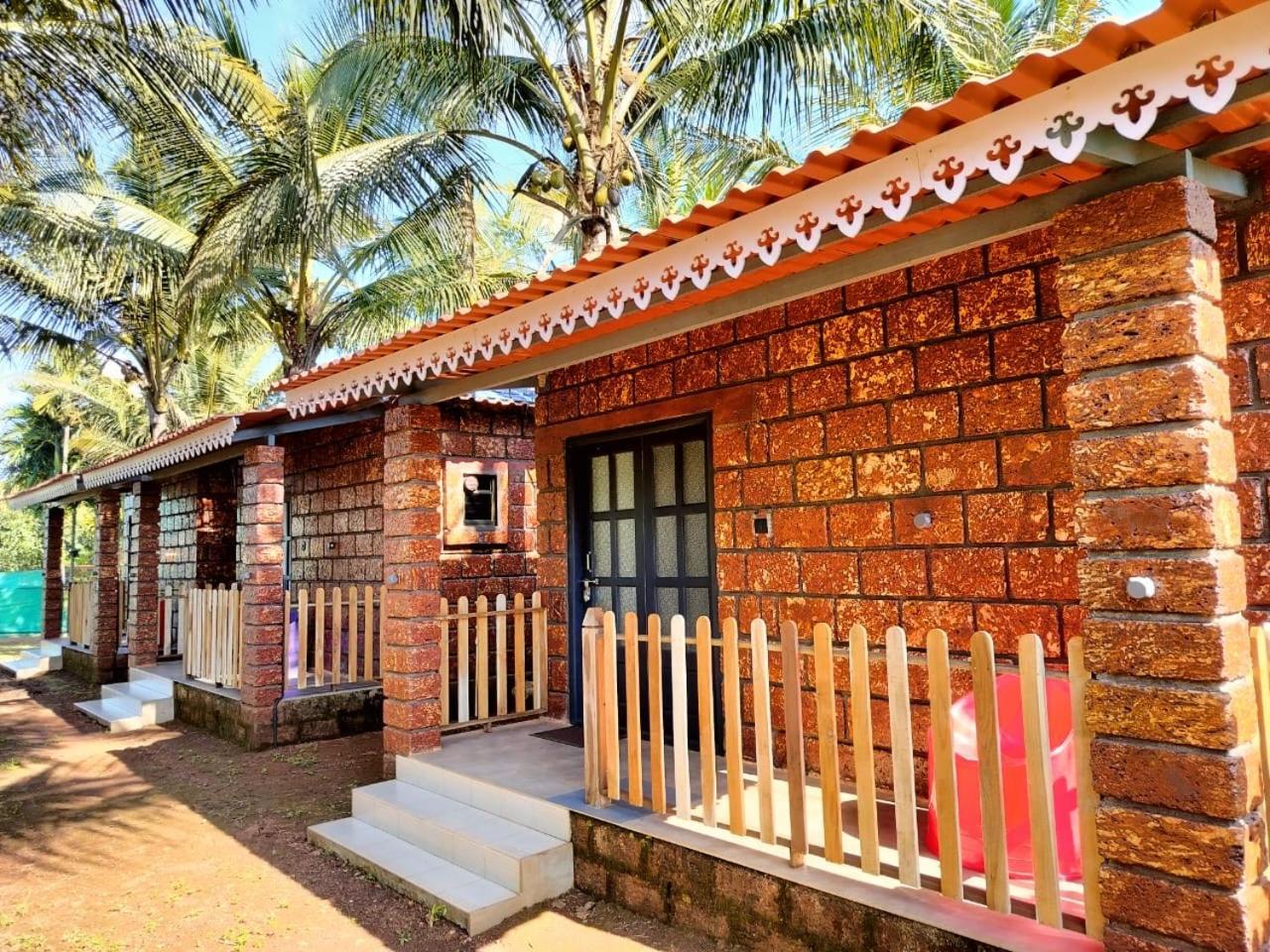 Saka Kadams Home Stay Guhāgar Exteriör bild